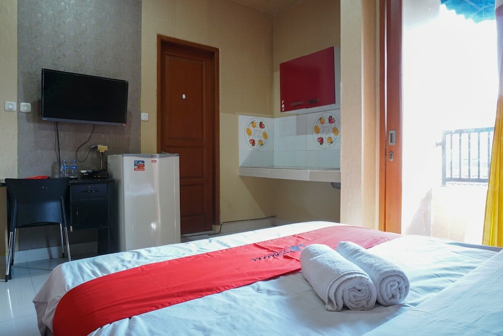 Фото Residences by RedDoorz near Kemang Square