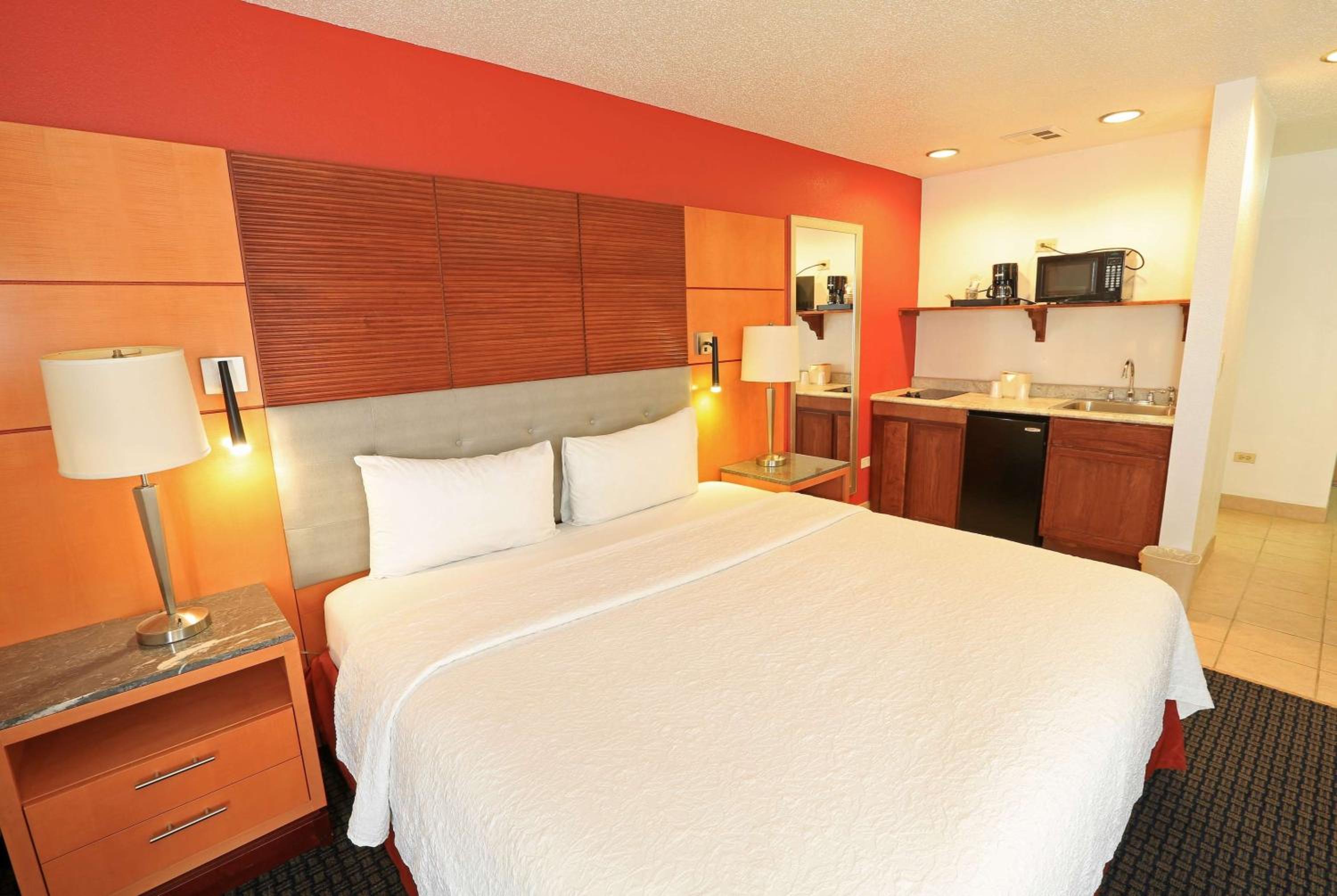 Фото Days Inn by Wyndham Calumet Park