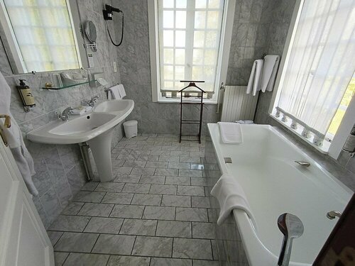 Гостиница Chateau De Montreuil в Монтрее