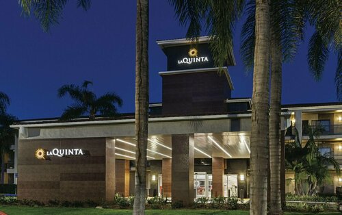 Гостиница La Quinta Inn & Suites by Wyndham Orange County Airport в Санта-Ане