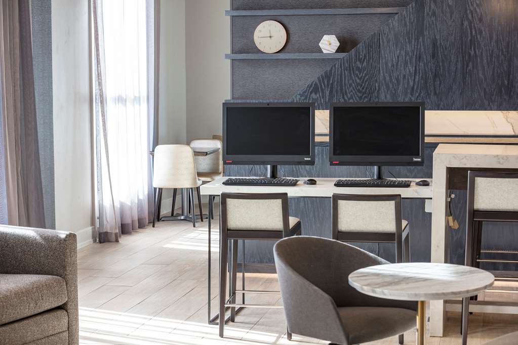 Фото Doubletree by Hilton Boston Logan Airport Chelsea