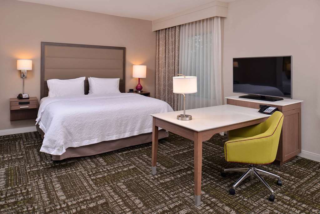 Фото Hampton Inn & Suites Dallas Market Center