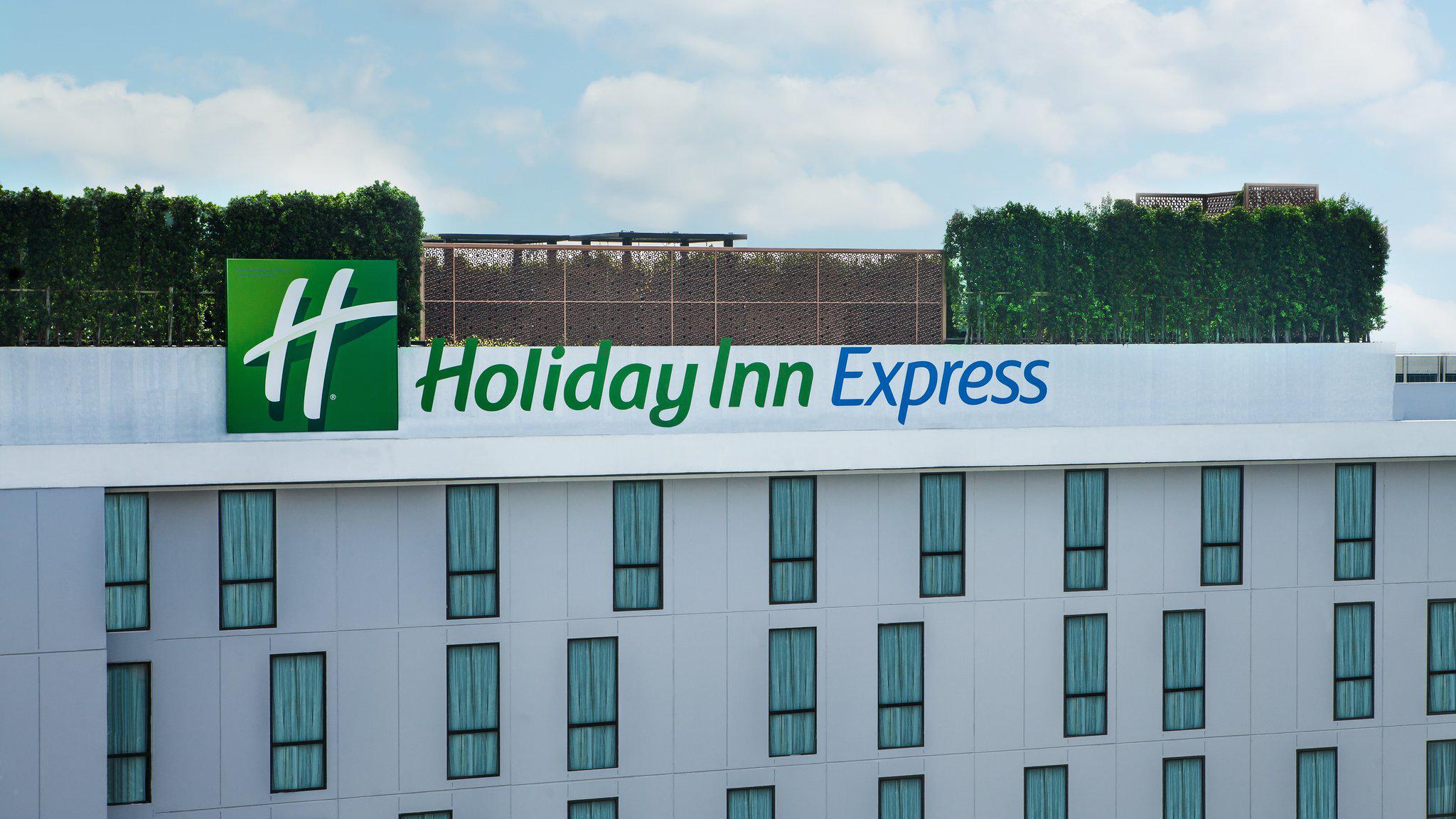 Фото Holiday Inn Express Bangkok Soi Soonvijai