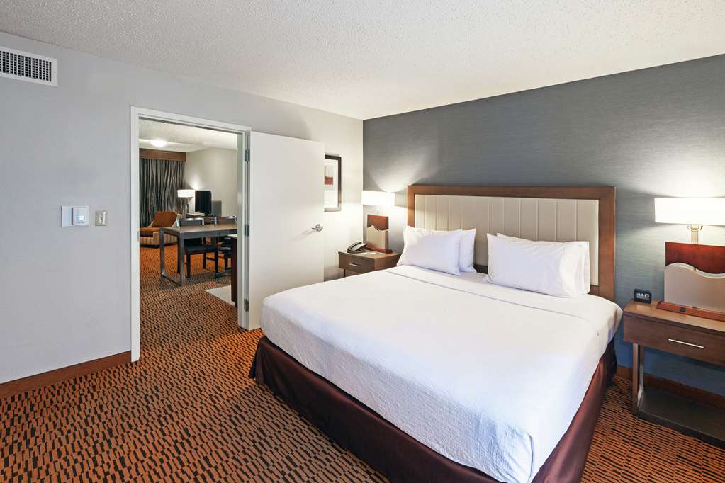 Фото Embassy Suites Hotel Dallas Market Center
