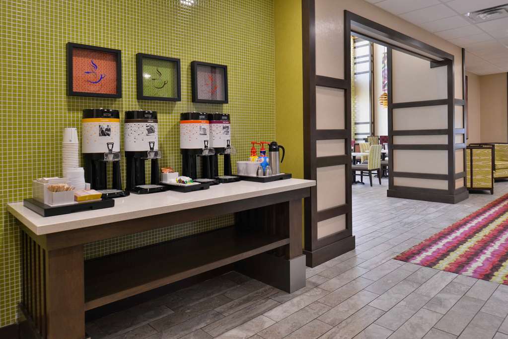 Фото Hampton Inn & Suites Dallas Market Center