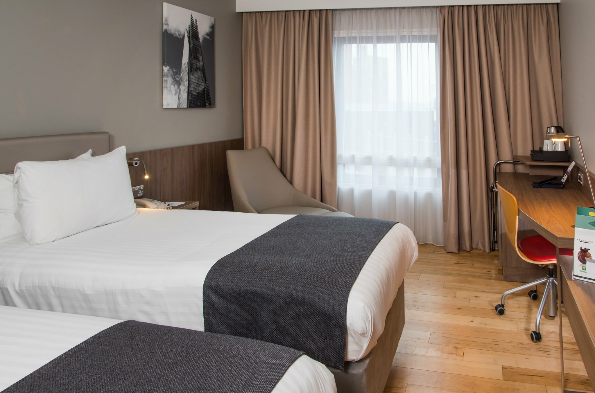 Фото Holiday Inn London - West, an Ihg Hotel