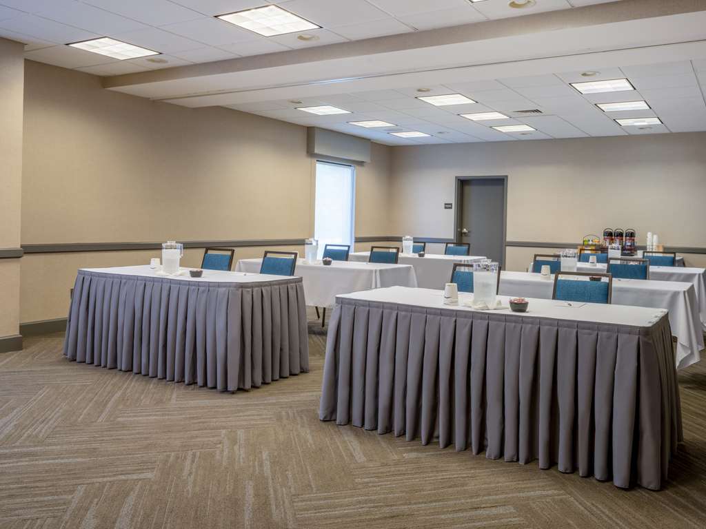 Фото Hampton Inn Raynham Taunton