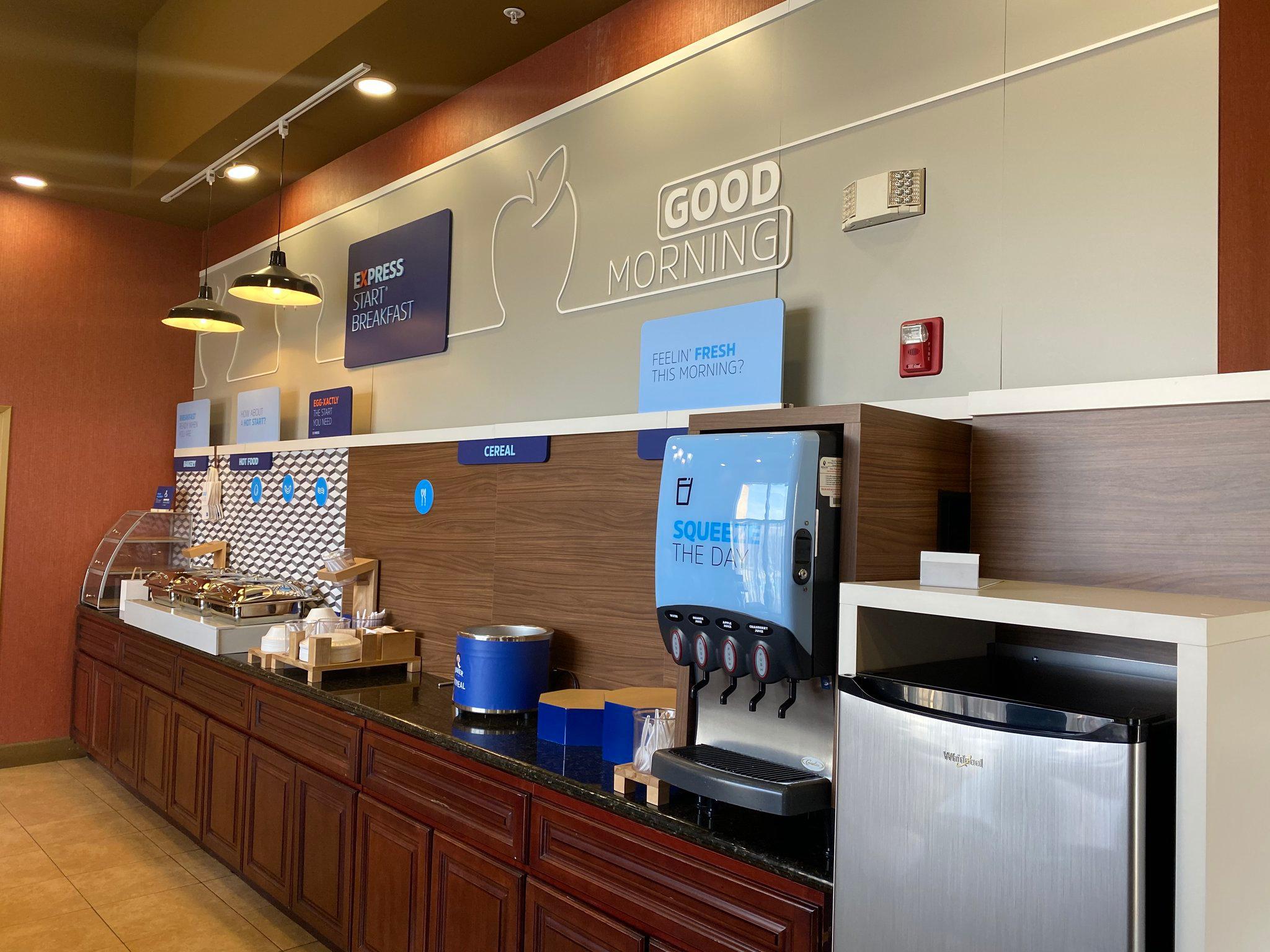 Фото Holiday Inn Express Oakdale, an Ihg Hotel