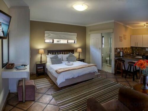 Гостиница Peaceful Guest Room With Double bed and Kitchen, Near Port Elizabeth в Порт-Элизабет