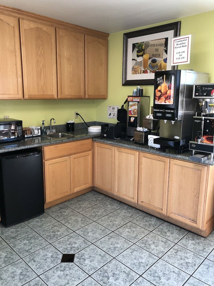 Фото Cloverdale Wine Country Inn & Suites