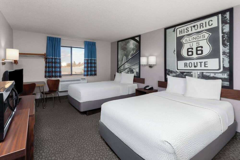 Фото Super 8 by Wyndham Romeoville Bolingbrook