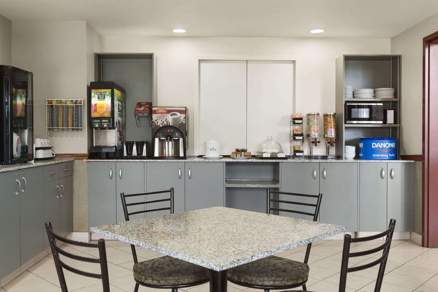 Фото Days Inn by Wyndham Steinbach