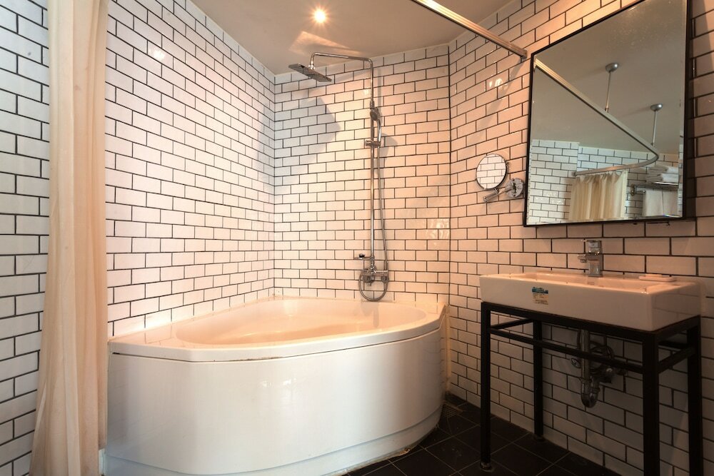 Фото The Riverside Hotel