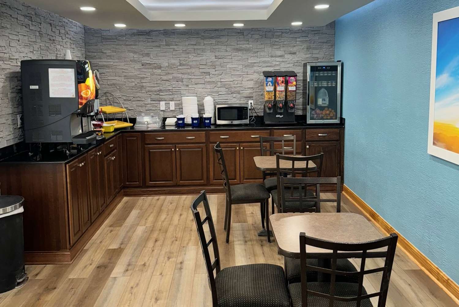 Фото Days Inn by Wyndham Cloverdale Greencastle