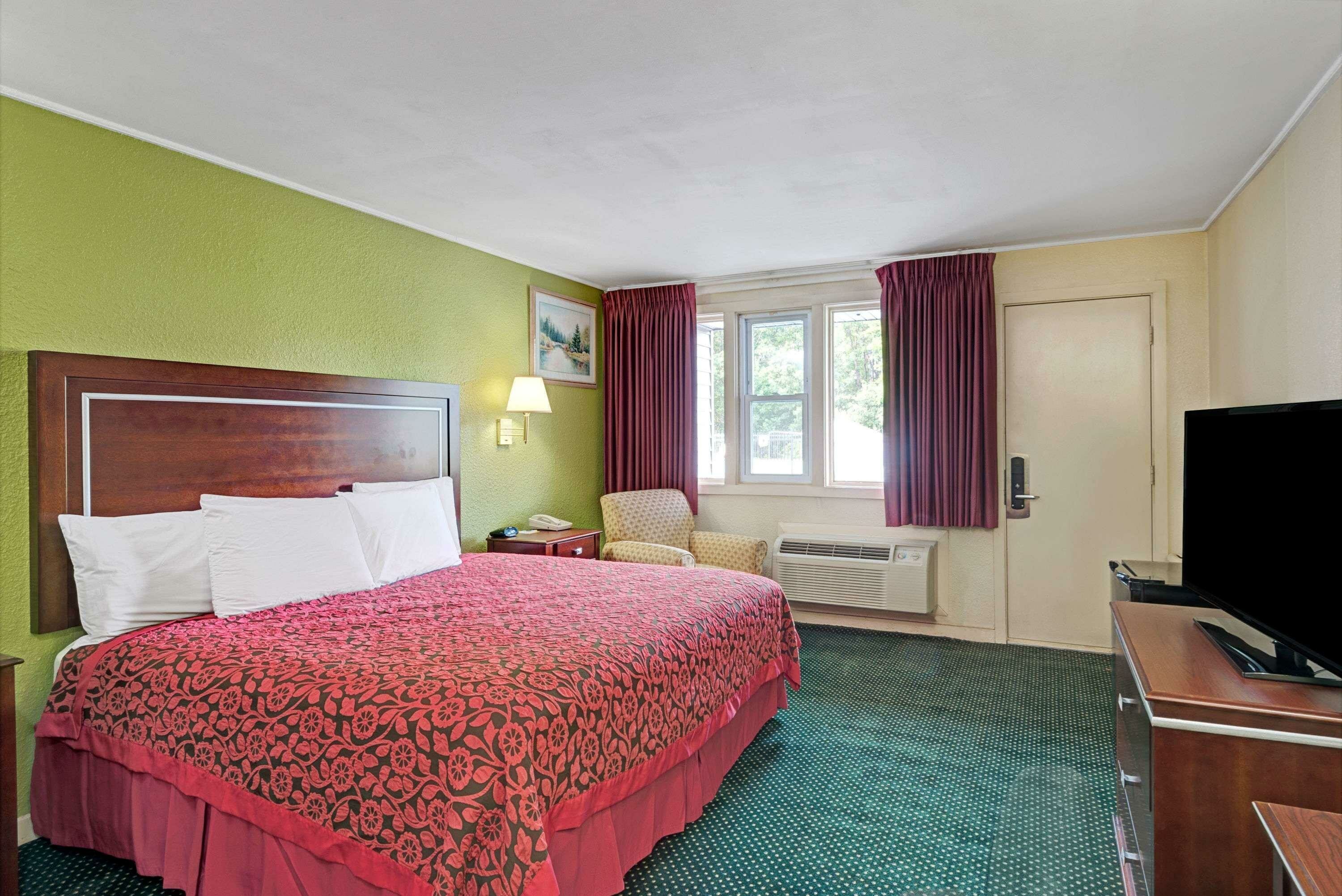 Фото Days Inn by Wyndham Kittery