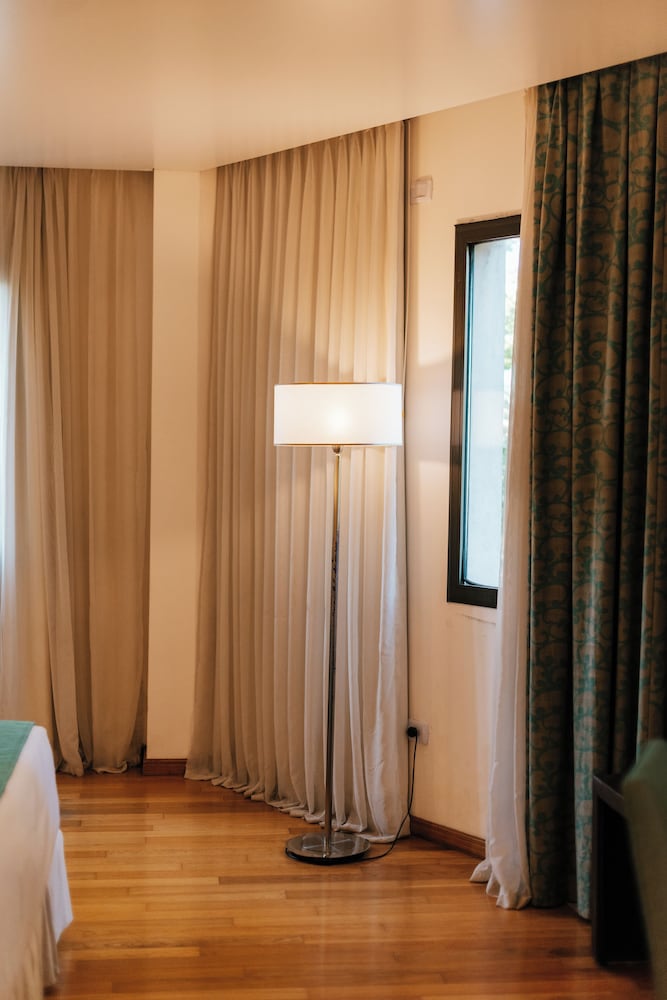 Фото Hotel Plaza Central Canning