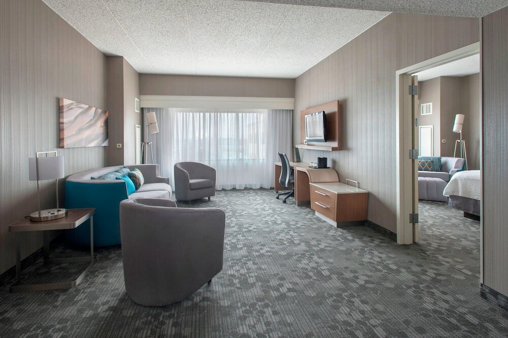 Фото Courtyard by Marriott Newark Elizabeth