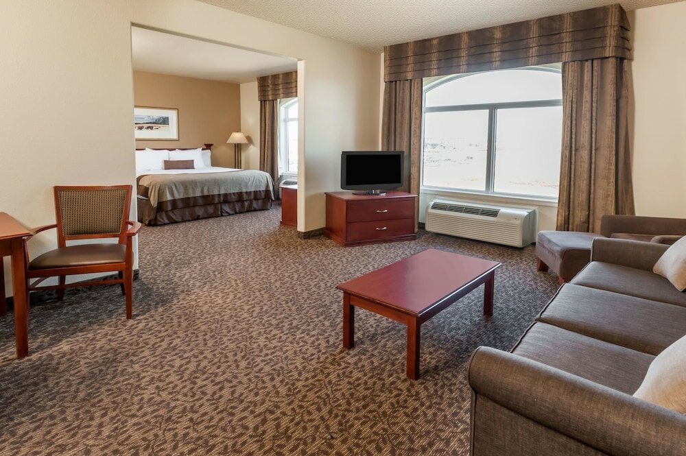 Фото Wingate by Wyndham Edmonton West