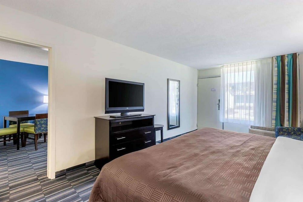 Фото Days Inn and Suites by Wyndham Oxford