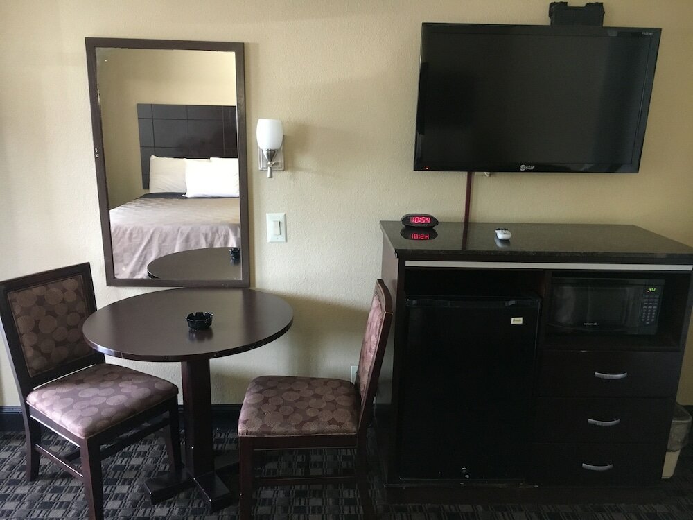 Фото Del Amo Inn