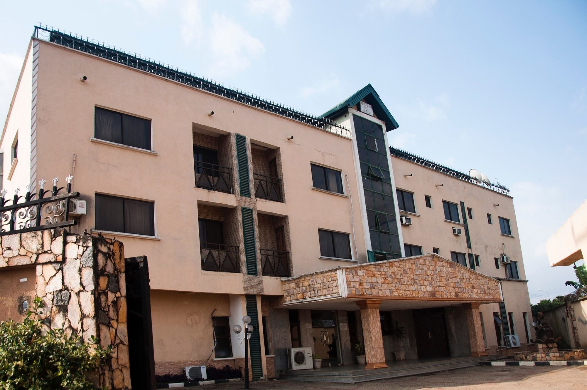 Фото Alfoscar Hotel & Suites