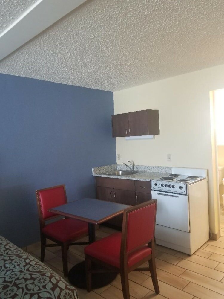 Фото Days Inn by Wyndham Clearwater/Gulf to Bay