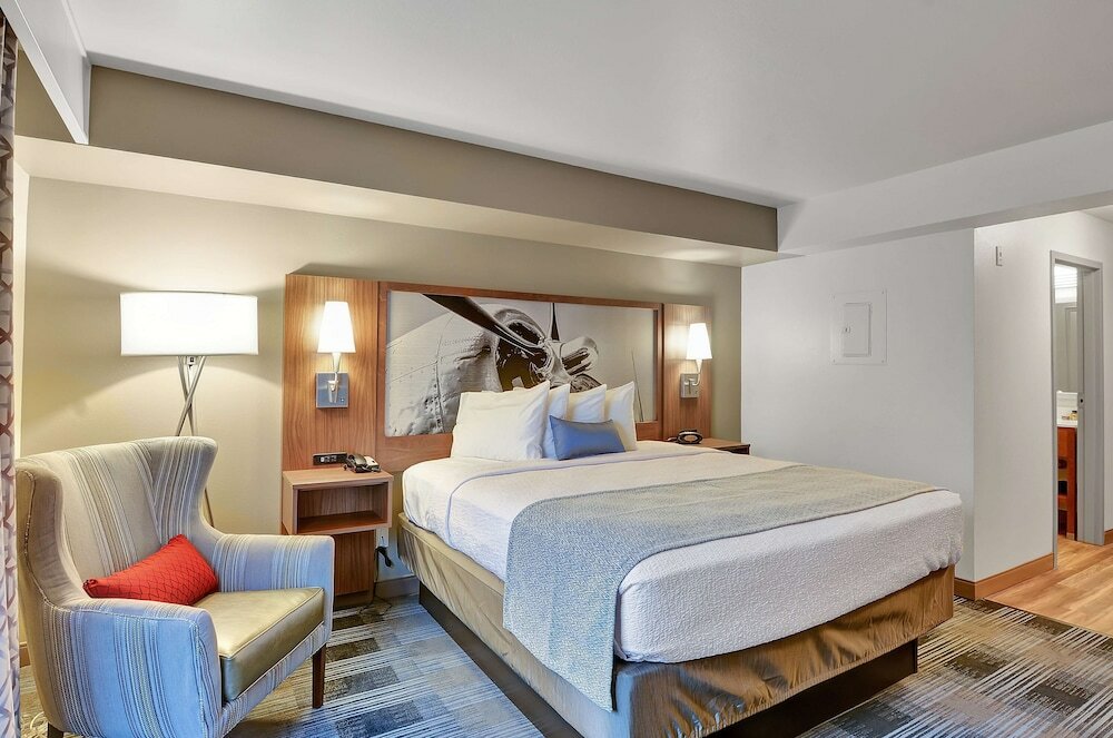 Фото Executive Residency by Best Western Navigator Inn & Suites