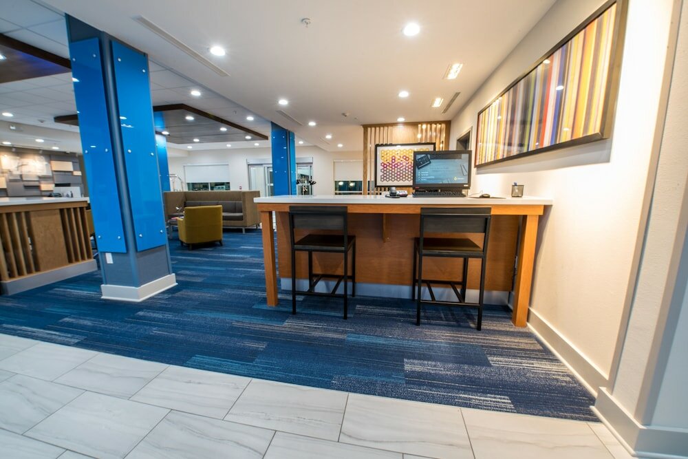 Фото Holiday Inn Express & Suites Lake Charles South Casino Area, an Ihg Hotel