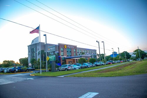 Гостиница La Quinta Inn & Suites by Wyndham Clearwater South в Пинелас Парк
