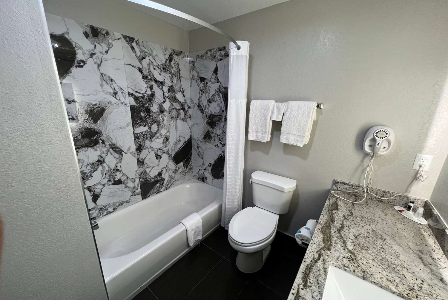 Фото Super 8 by Wyndham Lake Charles/Sulphur