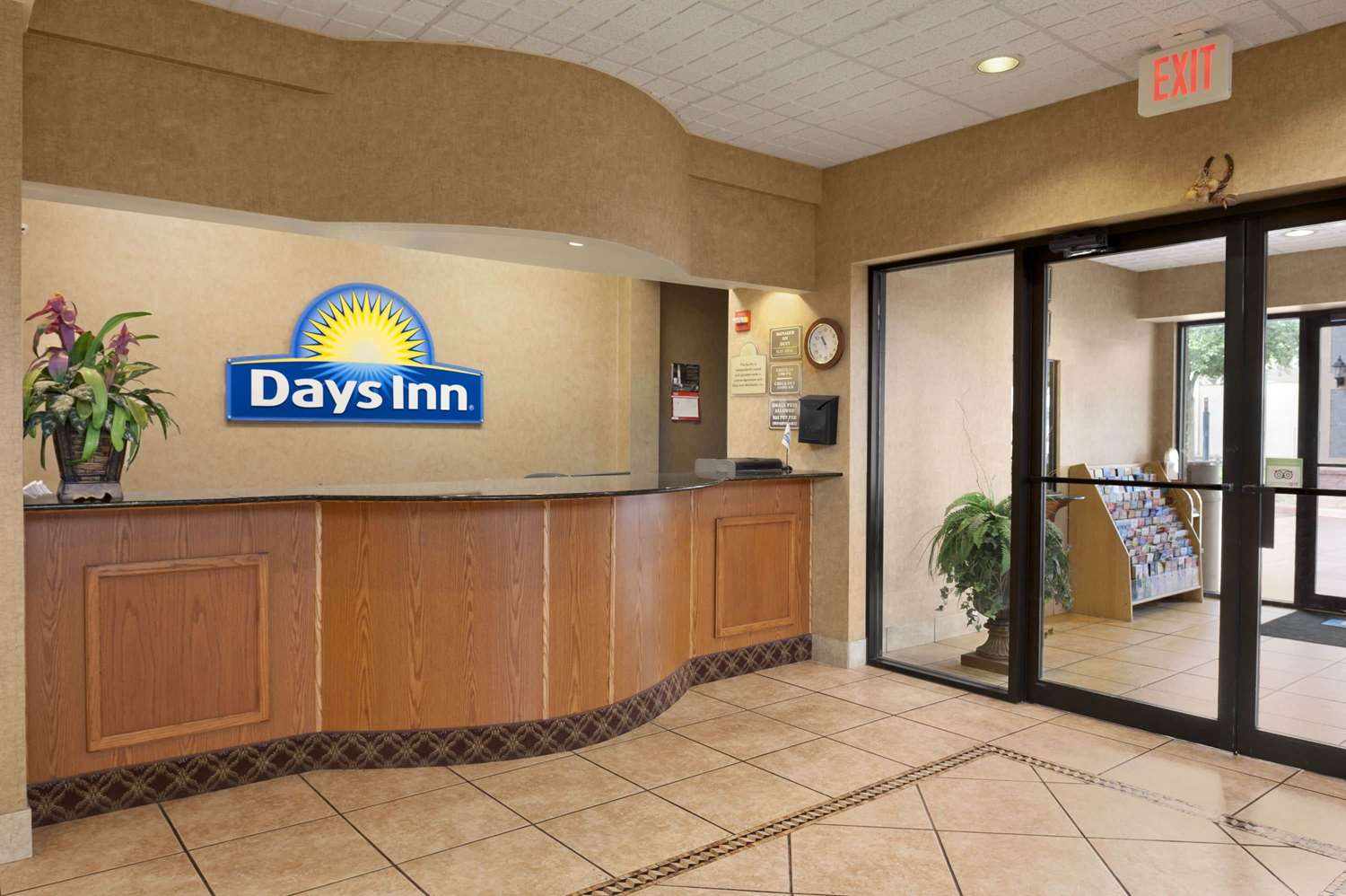 Фото Days Inn by Wyndham Suites San Antonio North/Stone Oak