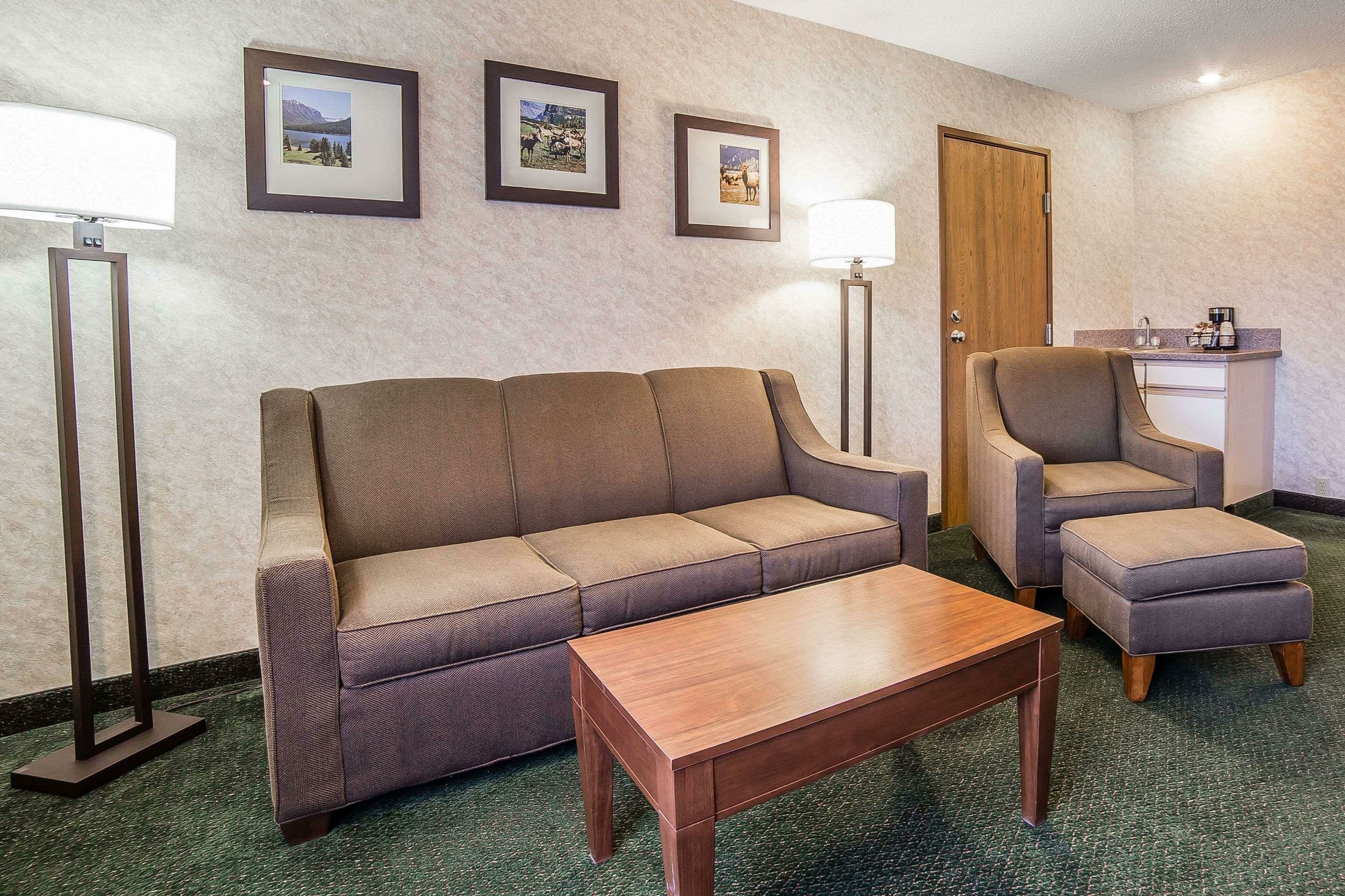 Фото Yellowstone River Inn & Suites