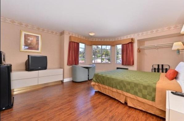 Фото Americas Best Value Inn San Clemente Beach