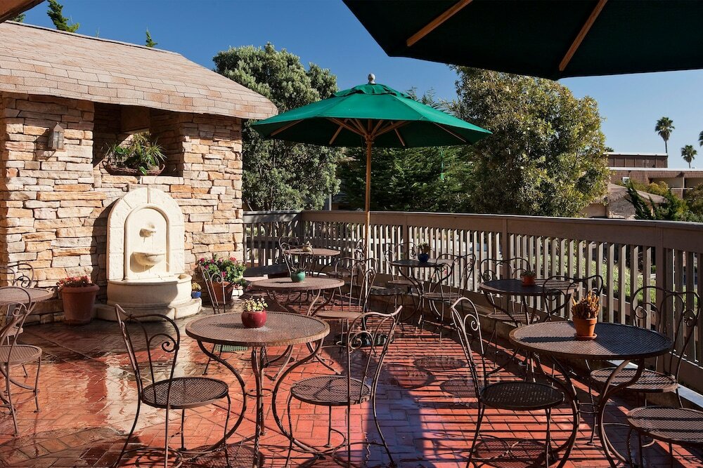 Фото Cottage Inn by The Sea