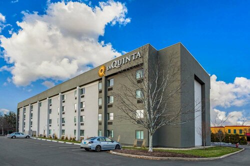 Внешний вид отеля La Quinta Inn & Suites by Wyndham Hartford - Bradley Airport в Уиндзор-Локсе, фото 3
