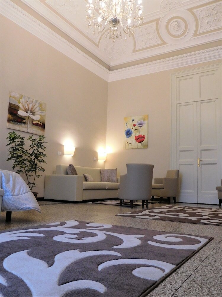 Фото Moonlight Hotel & Suites