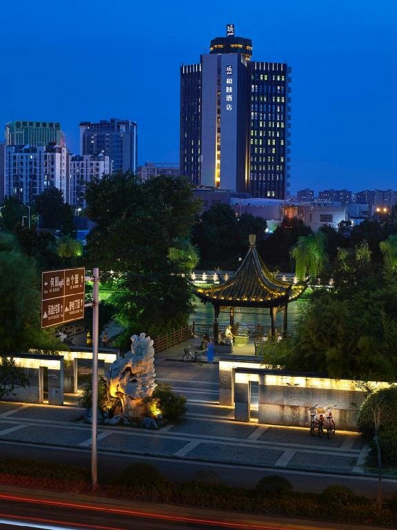 Hotel Yitel (Yangzhou Qionghua Building, Ancient Canal, Dongguan Street), Yangzhou, photo