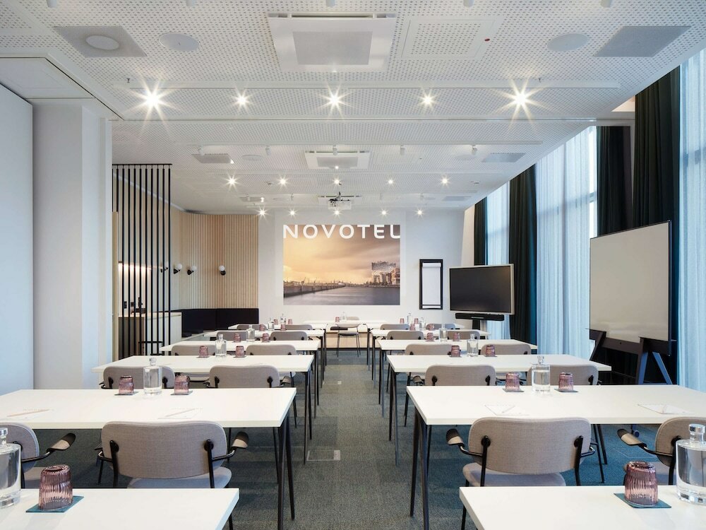 Фото Novotel Hamburg Central Station