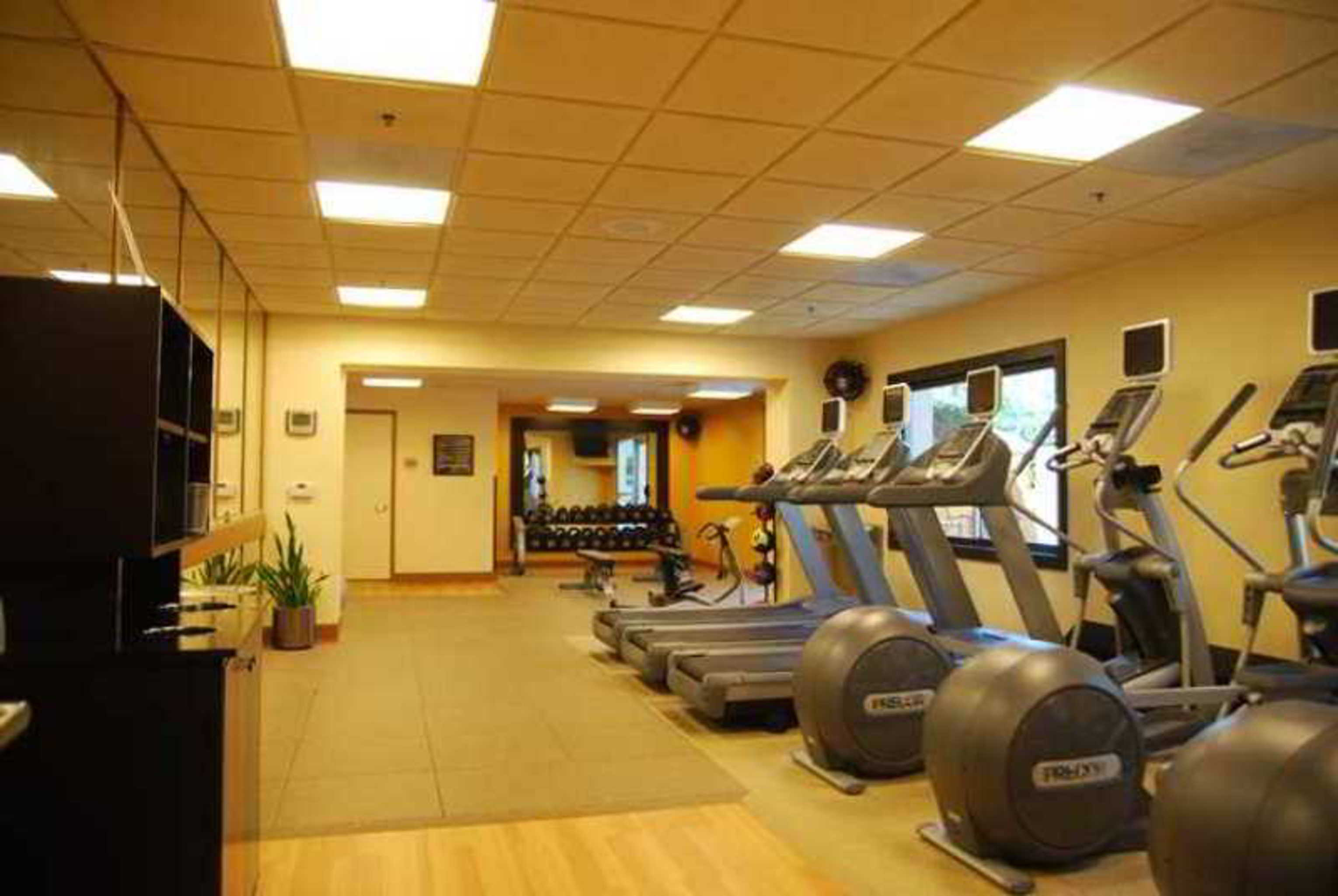 Фото Doubletree by Hilton Charlotte - Gateway Village