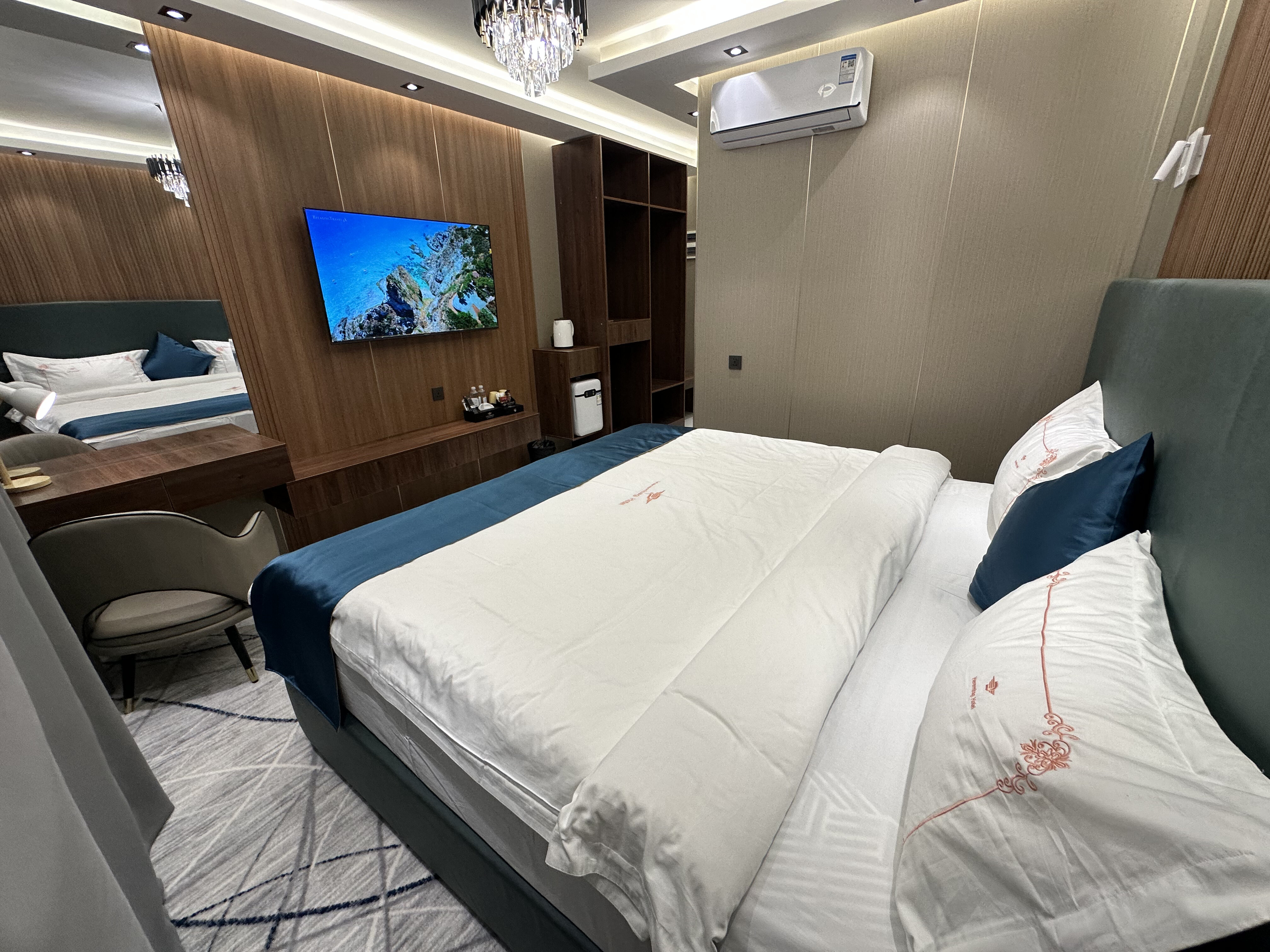 Фото Lakeside Hotel