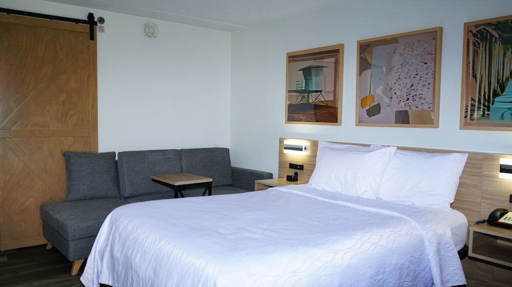 Фото Airport Waterfront Inn