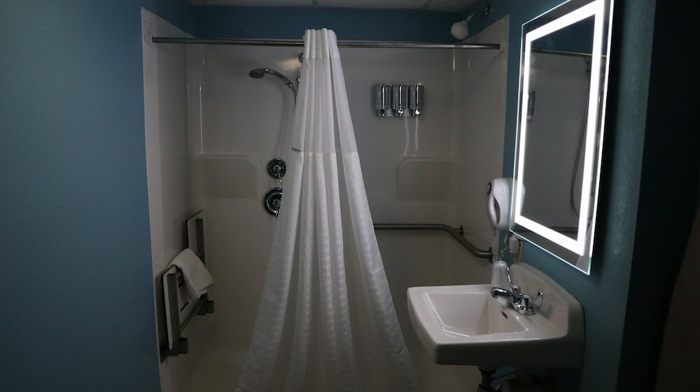 Фото Airport Waterfront Inn