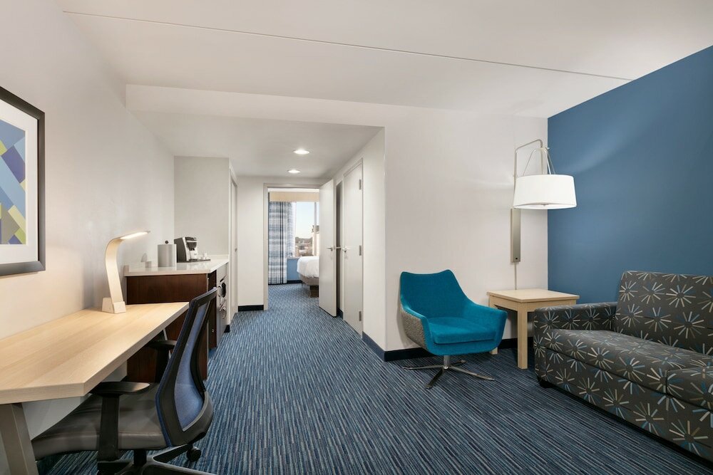 Фото Holiday Inn Express Hotel & Suites Norfolk Airport