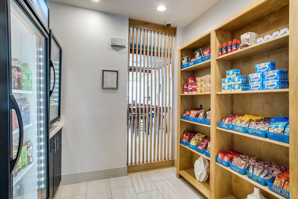 Фото Holiday Inn Express And Suites Denton South, an Ihg Hotel