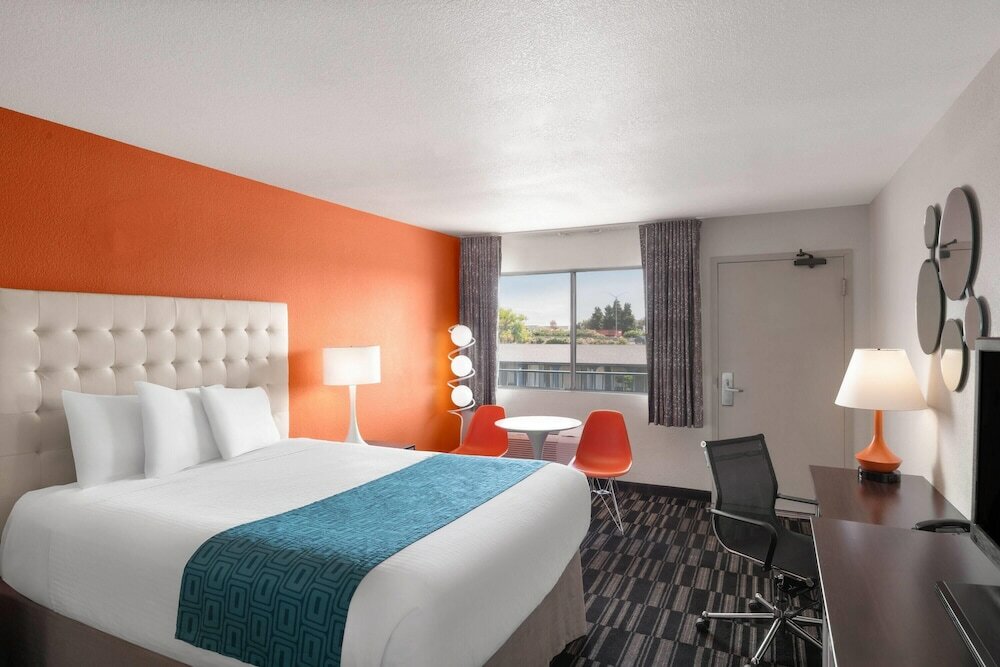 Фото Howard Johnson by Wyndham Modesto Ceres