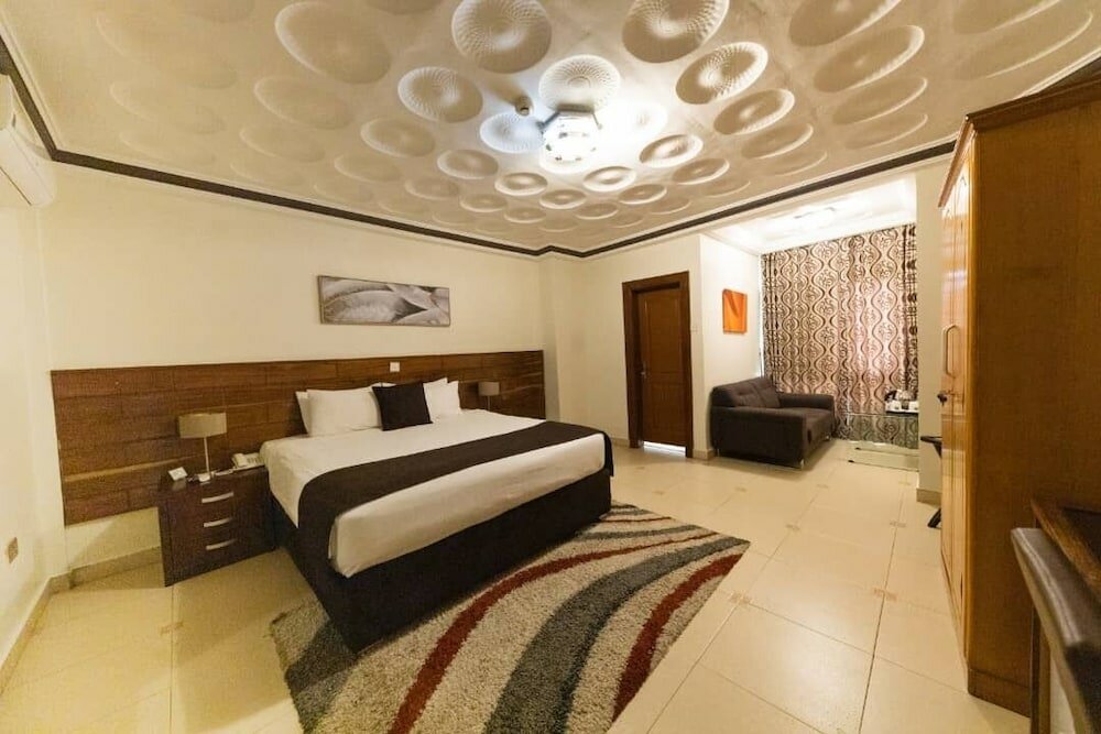 Фото Airport West Hotel