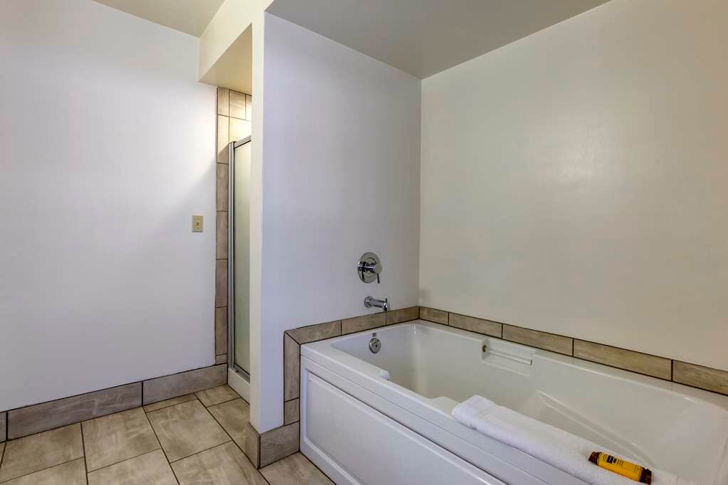 Фото Best Western Plus Scottsdale Thunderbird Suites