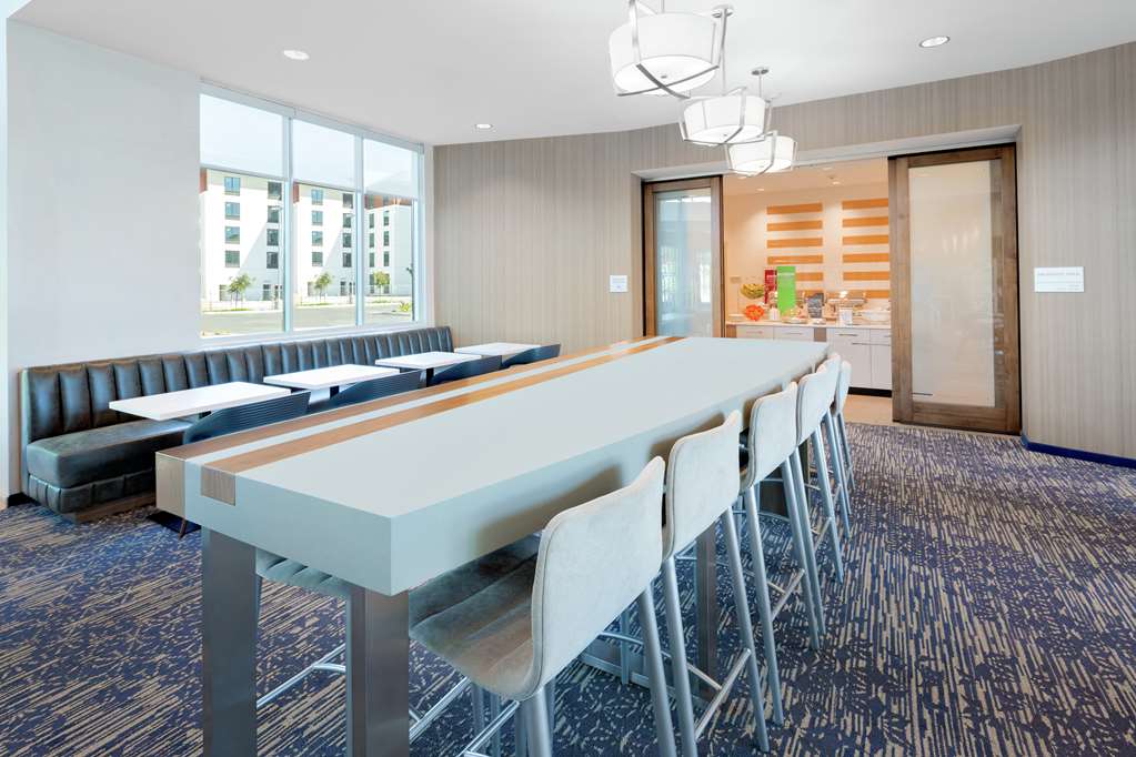 Фото Hampton Inn & Suites San Diego Airport Liberty Station