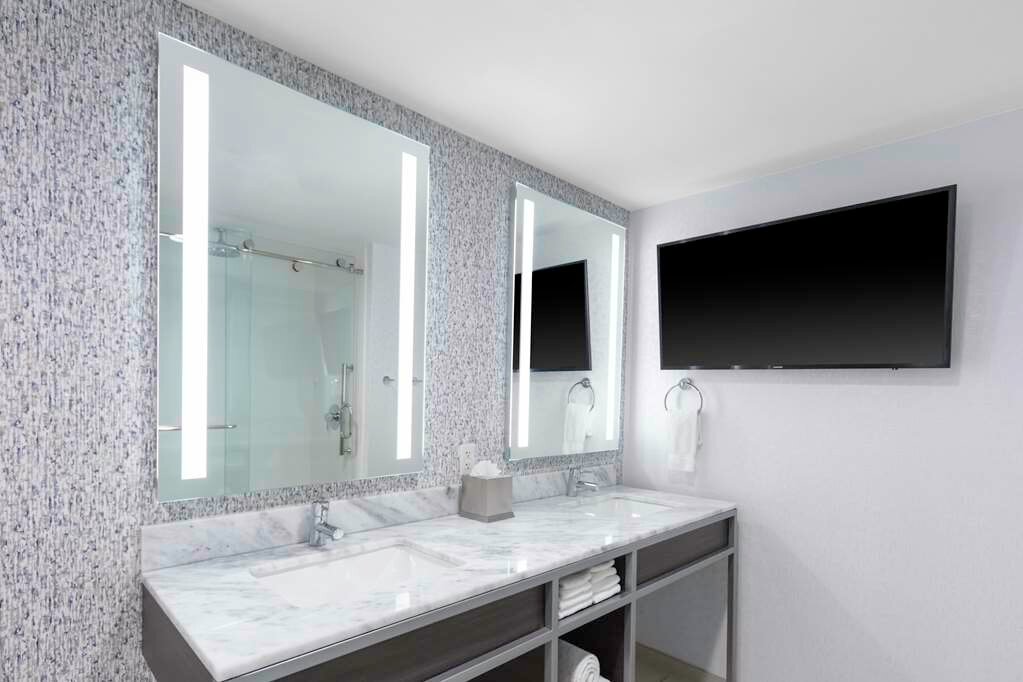Фото Hilton Garden Inn Freeport Downtown