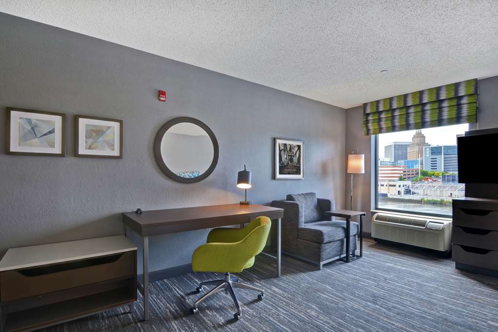 Фото Hampton Inn & Suites Newark-Harrison-Riverwalk